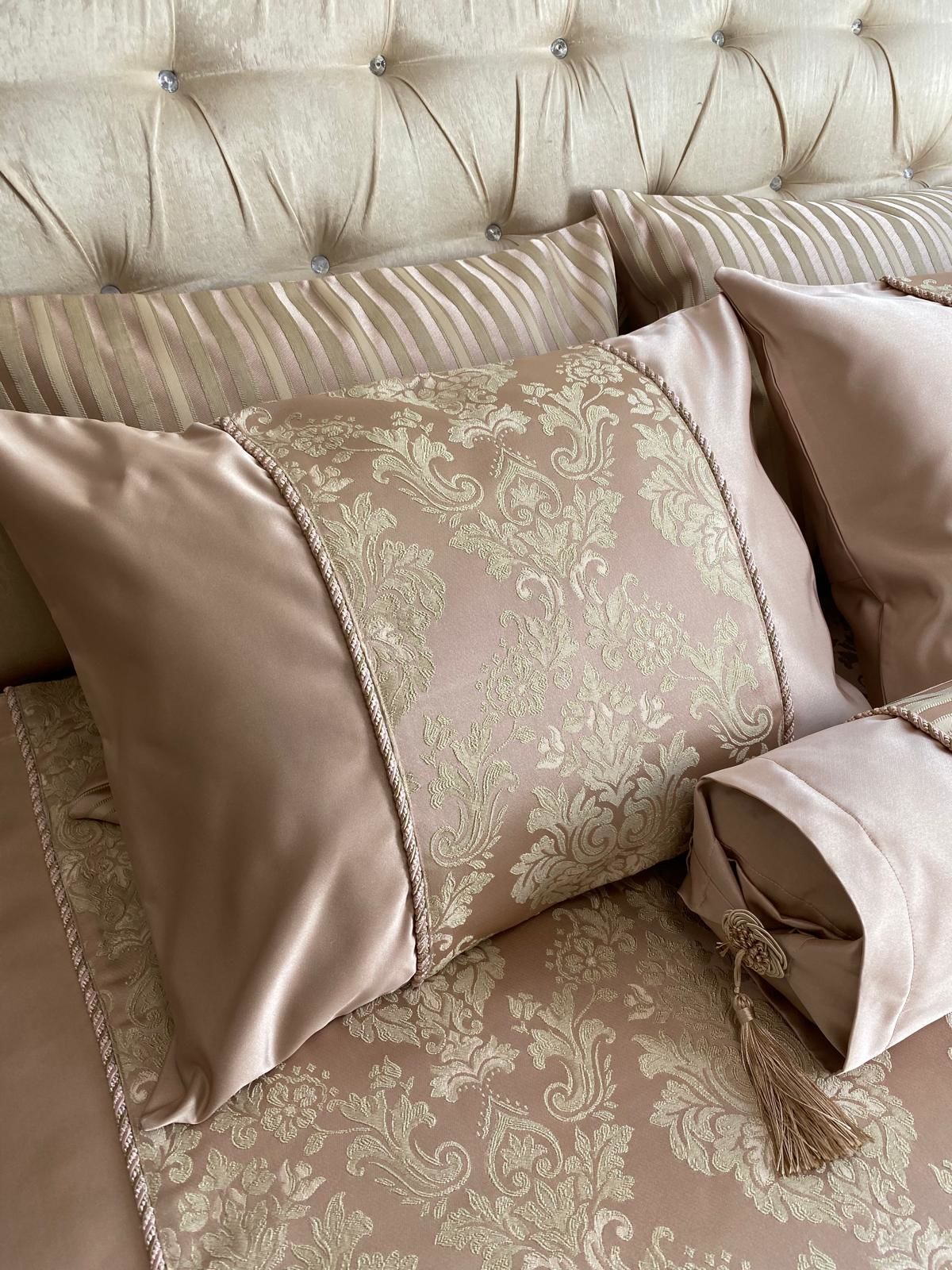 Damask Desen Yatak Örtüsü Pudra