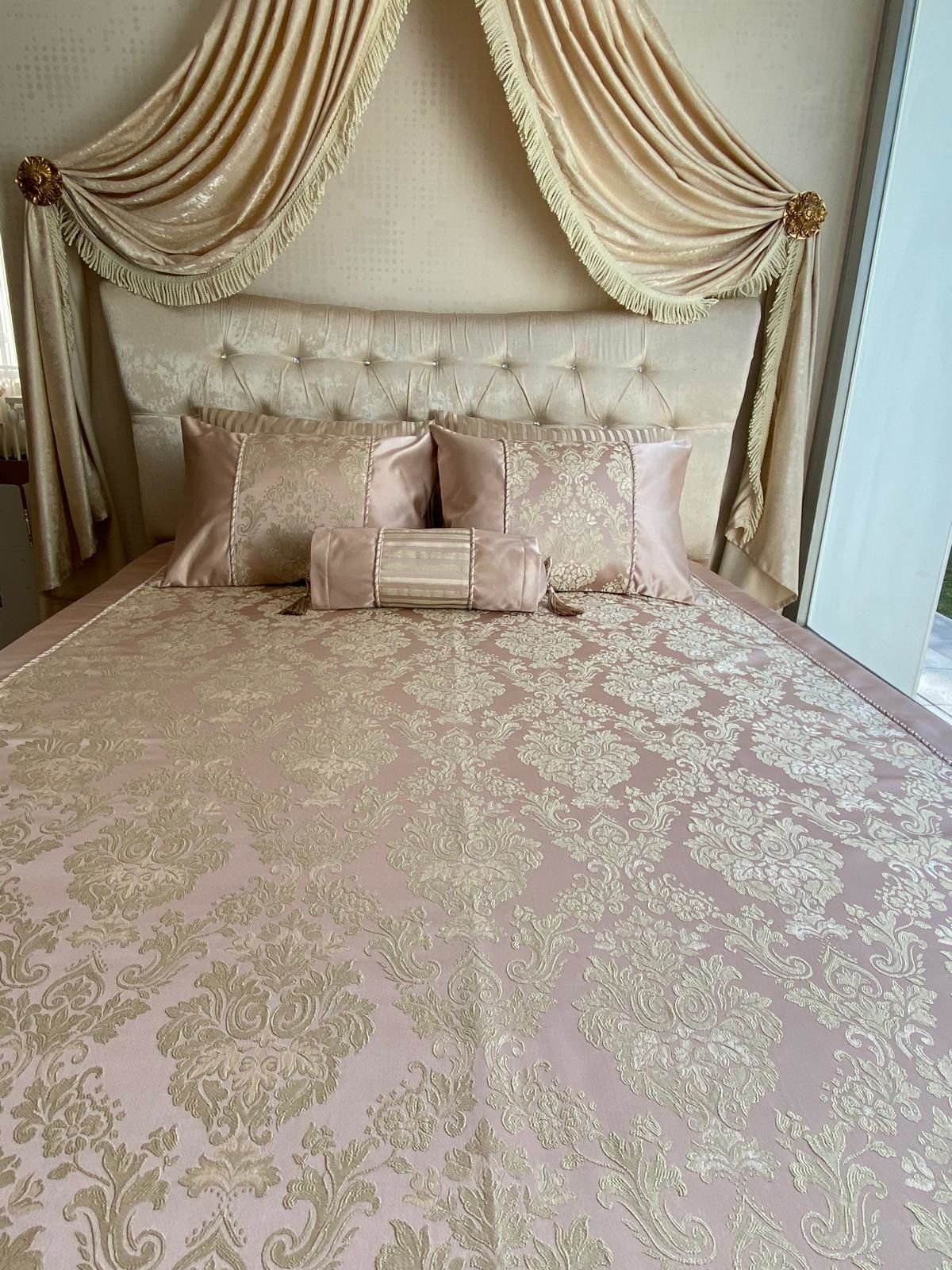 Damask Desen Yatak Örtüsü Pudra
