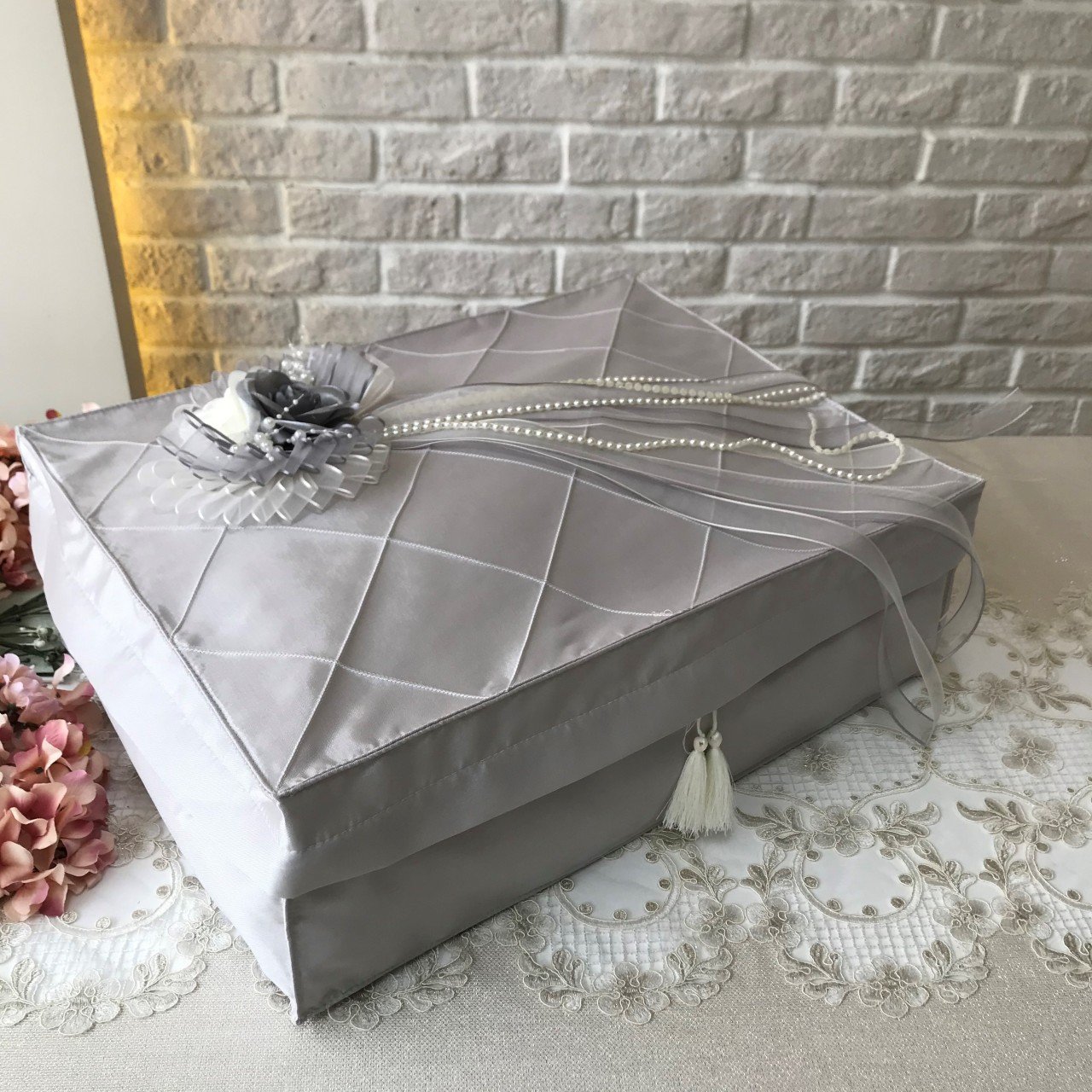 Çiçek Buketi Detaylı Hurç | Gri