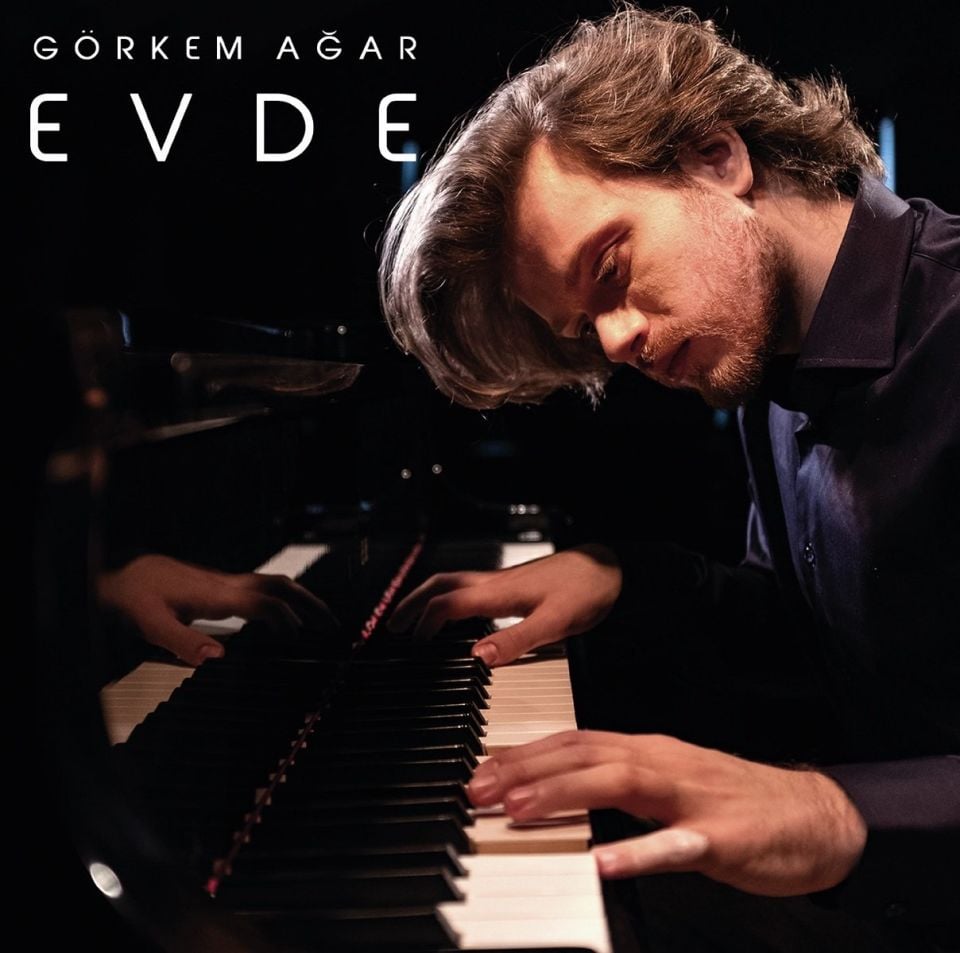 GÖRKEM AĞAR - EVDE