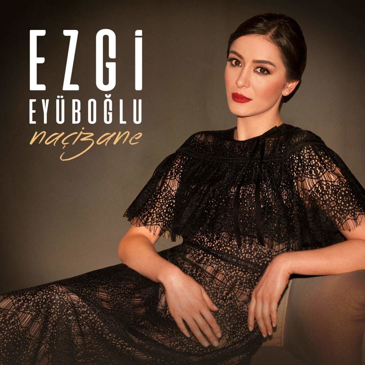 EZGİ EYÜBOĞLU - NAÇİZANE