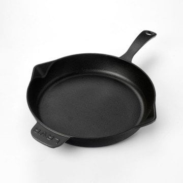 LAVA DÖKÜM YUVARLAK KIZARTMA TAVASI, METAL SAPLI. ÇAP(Ø)28CM.