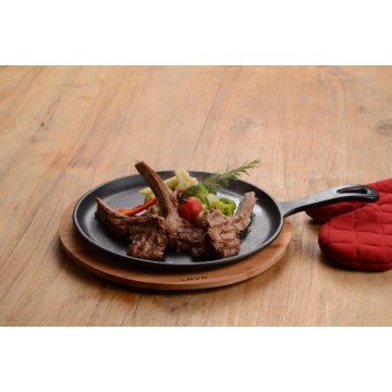 LAVA DÖKÜM KREP / PİZZA / PANCAKE TAVASI, YUVARLAK, METAL SAPLI VE AHŞAP ALTLIKLI. ÇAP(Ø)26CM.