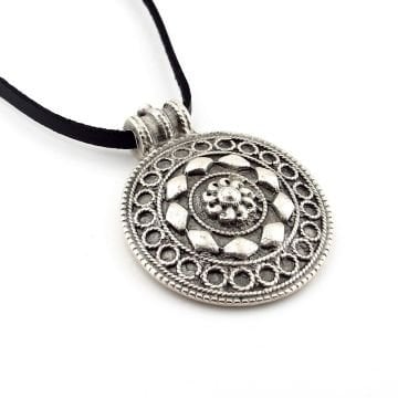Kabartma Desenli Otantik Kalkan Şekilli Deri Metal Erkek Kolye Q0888