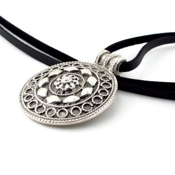Kabartma Desenli Otantik Kalkan Şekilli Deri Metal Erkek Kolye Q0888