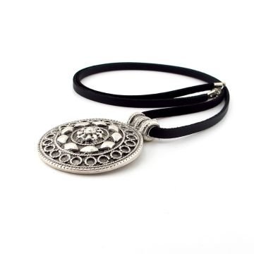Kabartma Desenli Otantik Kalkan Şekilli Deri Metal Erkek Kolye Q0888