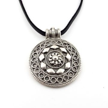 Kabartma Desenli Otantik Kalkan Şekilli Deri Metal Erkek Kolye Q0888