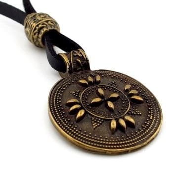 Otantik Motif Kabartma Kalkan Antik Metal Siyah  Deri Erkek Kolye Q0914