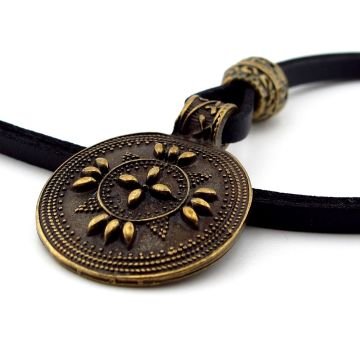 Otantik Motif Kabartma Kalkan Antik Metal Siyah  Deri Erkek Kolye Q0914