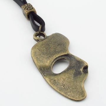 Tiyatro Persona Yarım Maske Bronz Metal Siyah Deri Kolye Q0950