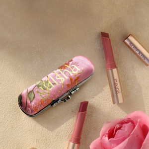 Güllü Dudak Bakımı ve Taşıma Çantası