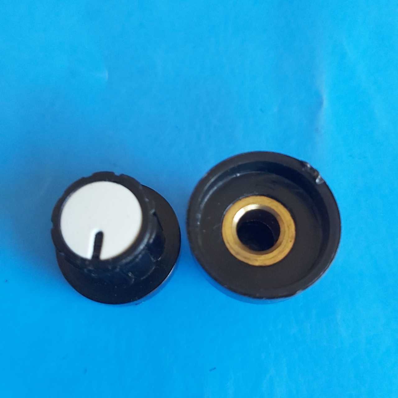 Pot Düğmesi 20mm Gövde Siyah Orta Beyaz Şaft Çapı:6mm