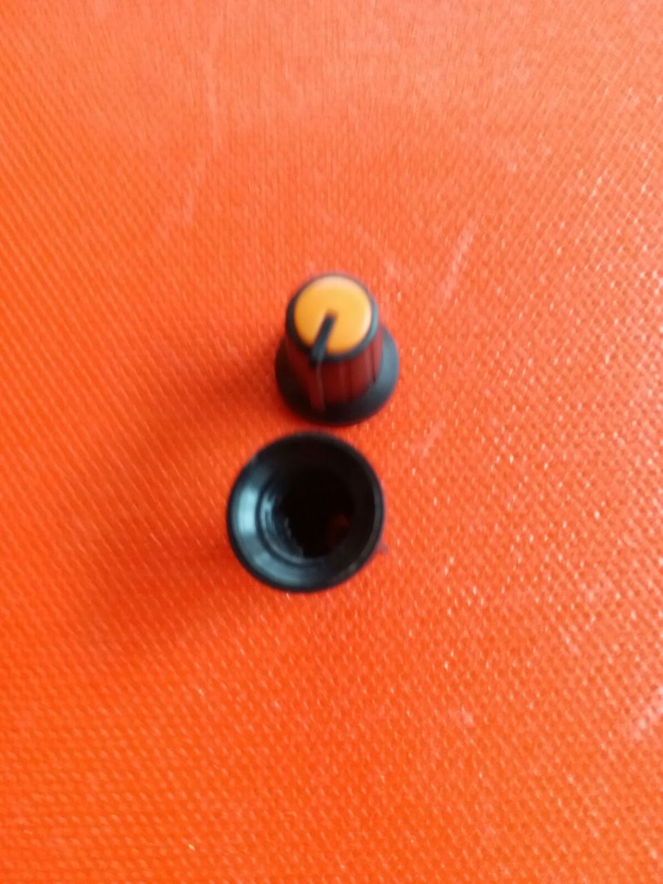Pot Düğmesi 9mm gövde siyah orta kavun içi şaft çap :7mm(Orjinal)