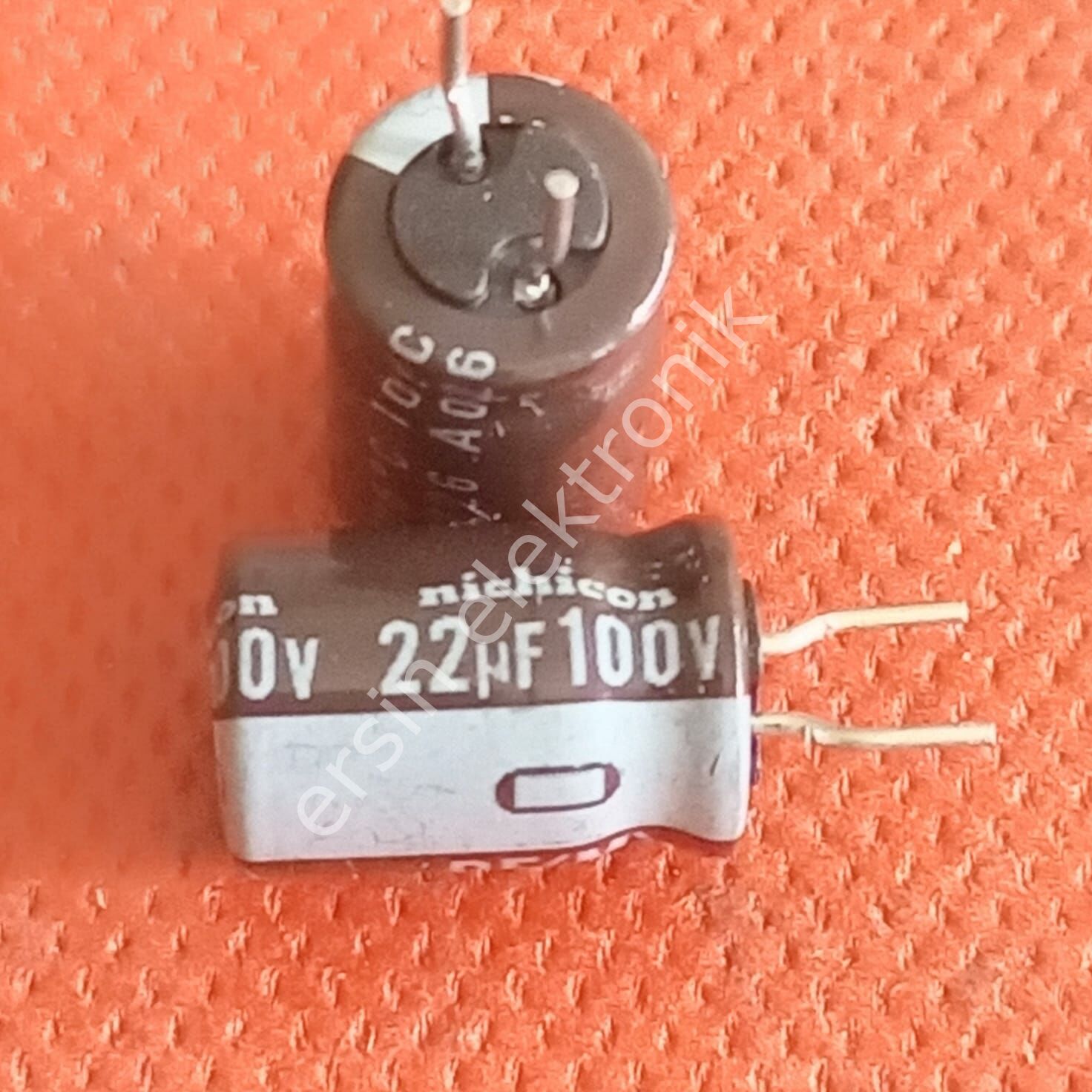 22uF 100V Elektrolitik Kondansatör (7x12) mm (Kısa Pinli) Nichıcon)