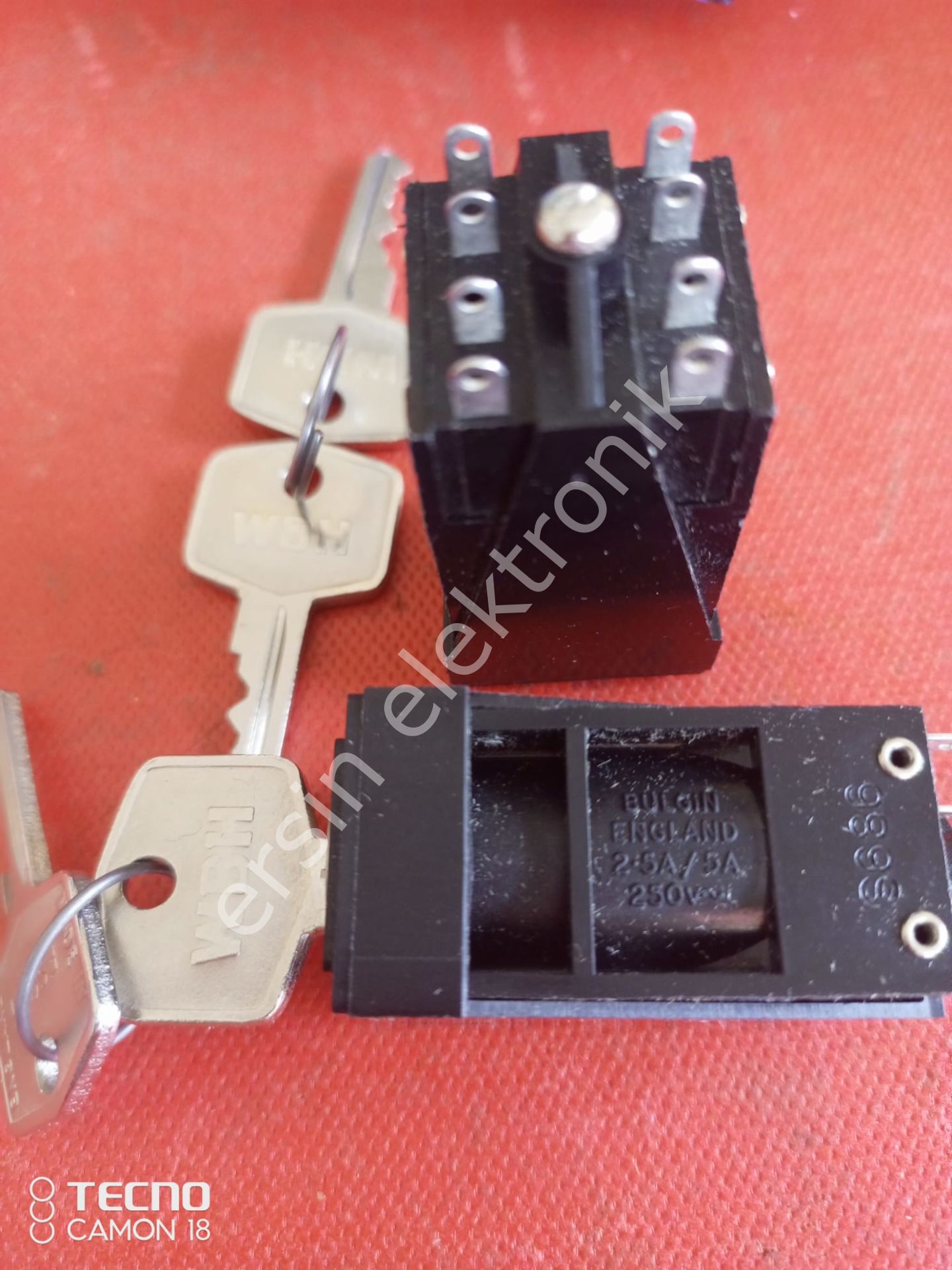 Kilit (Anahtar) 5A 250V. ON-OFF 4 ÇIKIŞLI (İNGİLİZ MALI)
