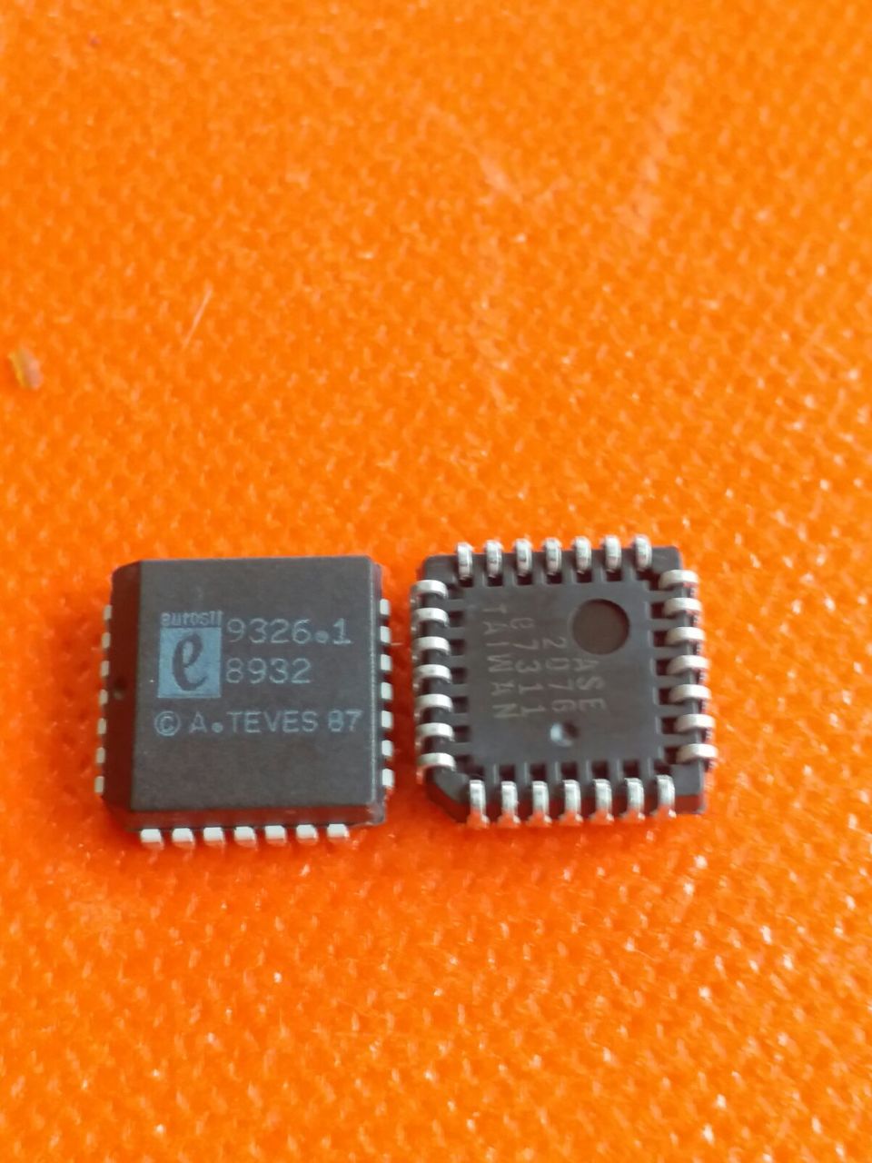 9326.1 (plcc28)