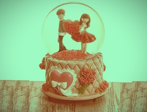 Romantik Sevgili Temalı Işıklı Cam Kar Küresi & Müzik Kutusu