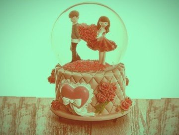 Romantik Sevgili Temalı Işıklı Cam Kar Küresi & Müzik Kutusu