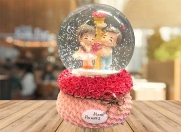 Işıklı Kar Püskürten Gül Veren Romantik Sevgili Müzikli Cam Kar Küresi