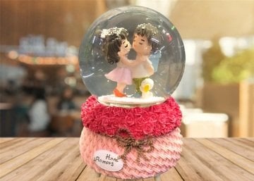Işıklı Kar Püskürten Sevgili Müzikli Cam Kar Küresi