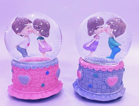 Dekoratif Romantik Aşıklar Tasarımlı Kurmalı Müzikli Cam Kar Küresi