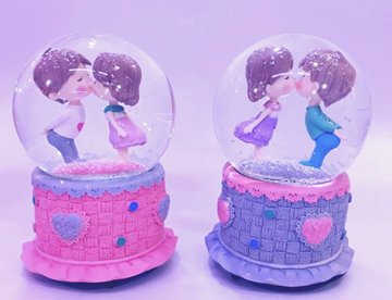 Dekoratif Romantik Aşıklar Tasarımlı Kurmalı Müzikli Cam Kar Küresi