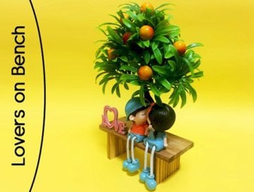 Meyve Ağacı Altında Bankta Oturan Sevgili Biblo