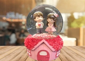 Işıklı Kar Püskürten Romantik Sevgili Müzik Kutusu Cam Kar Küresi