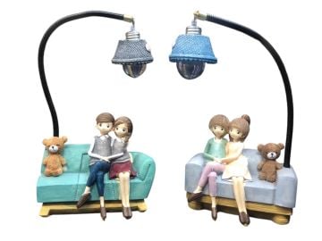 Polyester Işıklı Koltukta Oturan Romantik Aşıklar Biblosu