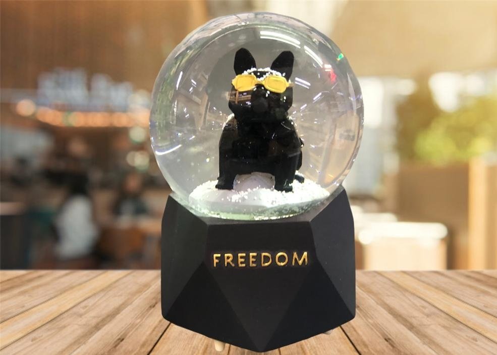 Işıklı Kar Püskürten Siyah Köpek Müzik Kutusu Cam Kar Küresi
