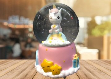 Işıklı Kar Püskürten Gökkuşağı Üzerinde Unicorn Müzikli Cam Kar Küresi