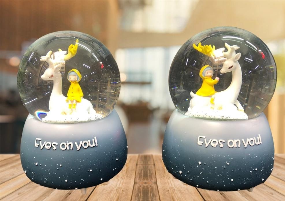Işıklı Kar Püskürten Geyik Üzerinde Çocuk Müzikli Cam Kar Küresi