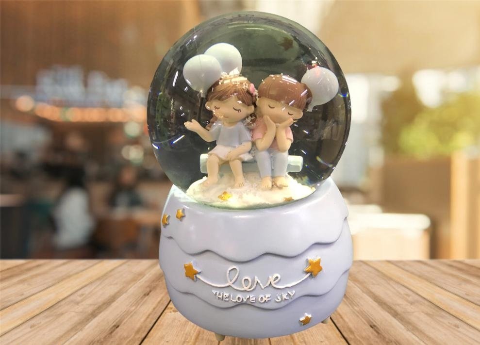 Işıklı Kar Püskürten Balonlu Sevgililer Müzikli Cam Kar Küresi