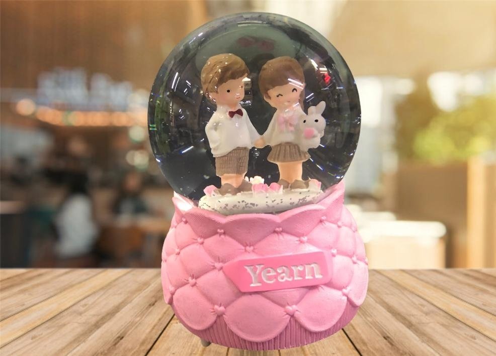 Işıklı Kar Püskürten El Ele Sevgili Müzikli Cam Kar Küresi