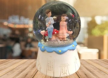 Işıklı Kar Püskürten Mantara Oturan Sevgili Müzikli Cam Kar Küresi