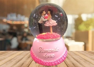 Işıklı Kar Püskürten Romantik Aşıklar Müzik Kutusu Cam Kar Küresi