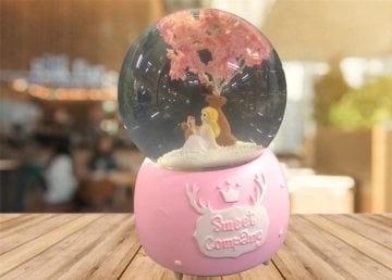 Işıklı Kar Püskürten Geyik ve Kız Temalı Müzikli Cam Kar Küresi