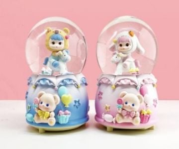 Sevimli Unicorn Üzerinde Kız Püskürtmeli Işıklı Müzikli Cam Kar Küresi
