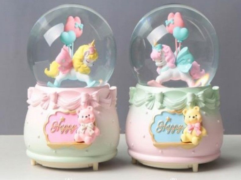 Unicorn Üzerinde Balonlar Püskürtmeli Işıklı Müzikli Cam Kar Küresi