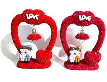 Kalpli Lamba Altında Oturan Romantik Sevgili Biblosu