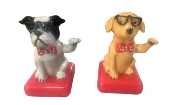 Solar Güneş Enerjili El Sallayan Gözlüklü Köpek