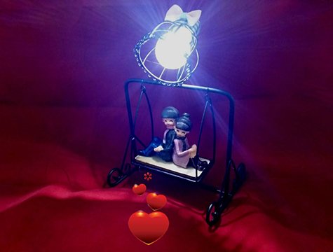 Salıncak da Oturan Romantik Çift Temalı Masa Lambası
