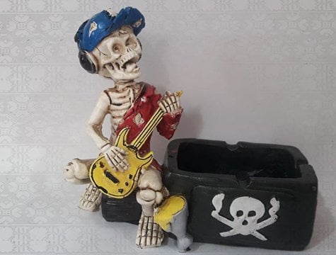 Dekoratif Polyester Gitar Çalan İskelet Küllük