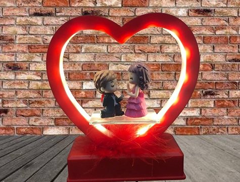 Işıklı Müzikli Kırmızı Kalp İçinde Diz Çökmüş Sevgili Biblosu