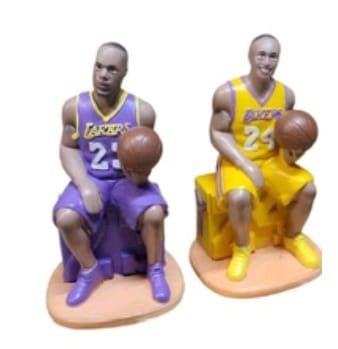 Dekoratif Polyester Oturan Basketbolcu Biblosu (17 cm)