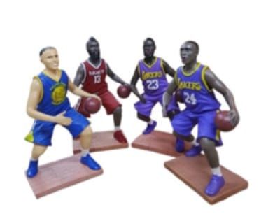 Basketbol Oynayan Polyester Basketbolcu Biblosu (20 cm)