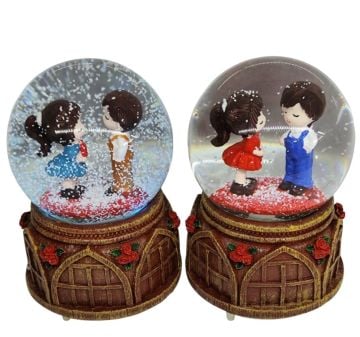 Romantik Aşıklar Tasarımlı Kar Püskürten Dekoratif Müzikli Cam Kar Küresi