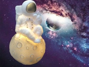 Ay Üstünde Oturan Astronot Dekoratif 3D Gece Lambası