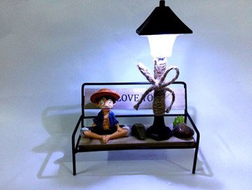 One Piece Işıklı Sokak Lambası Altında Ahşap Bankta Oturan Biblo