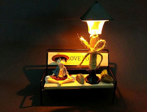 One Piece Işıklı Sokak Lambası Altında Ahşap Bankta Oturan Biblo